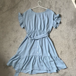 Baby blå klänning  - Perfekt material för sommarklänning  Knä längd  Violang 