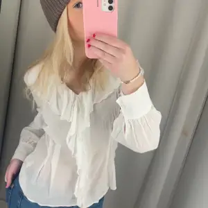 Jättefin topp från H&M, använd en gång, är i nyskick, skriv om ni vill ha mer information!❤️❤️ kan diskutera pris privat vid snabb affär❤️