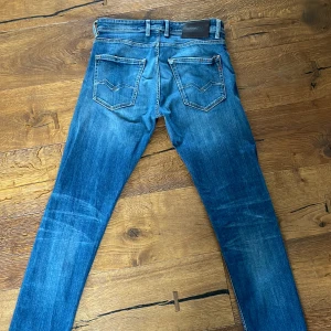 Replay jeans - Replay jeans i modellen grover. Storlek 29 34. Inga skador eller så, skriv vid funderingar👍