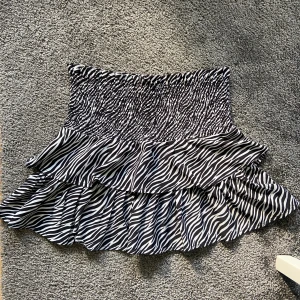 Volangkjol - En zebramönstrqd volangkjol från Gina Tricot Young i storlek 158/164 men passar Xs/S.