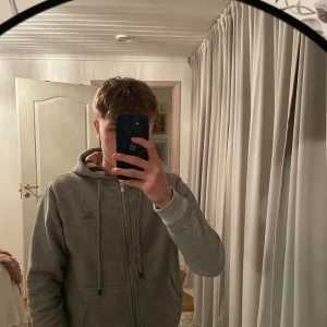 Burberry zip hoodie - M men sitter som S. Fejk, fast är i fett bra skick 10/10. Man ser ingen skillnad på en vanlig. Fett Cozy innuti. Skriv för mer bilder och diskussion om priset. 