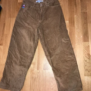 Polar big boys jeans - Polar big boys storlek m, är inte använda mycket och är i gott skick förutom ett pyttelitet hål vid fötterna som man ej märker. Säljer pga att det inte är min stil längre.