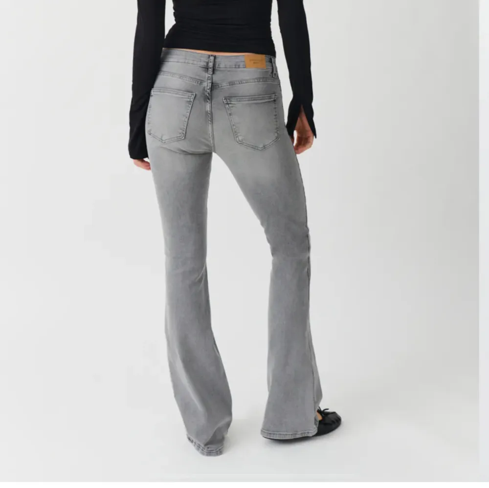 Säljer mina gråa jeans från Gina tricot då det inte kommer till användning💗 har inte använt dom så mycket så finns inga tecken på användning💗 skriver för fler bilder eller frågor 💗. Jeans & Byxor.