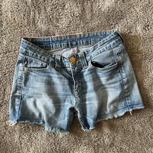 lågmidjade jeansshorts - super snygga lågmidjade jeansshorts som jag tyvvär växt ur därav säljer jag. coola fickor och köpta second hand. skriv vid frågor eller intresse💕