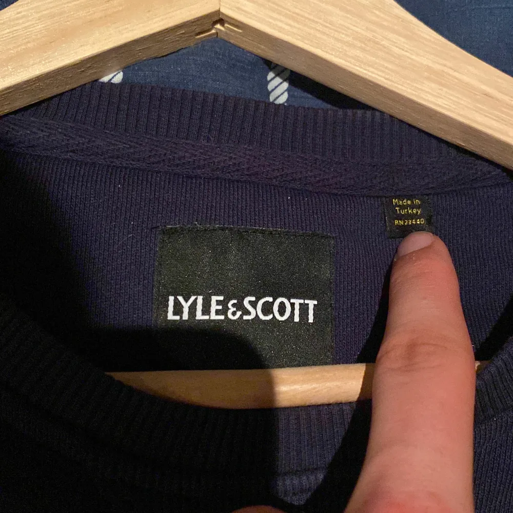 Hej! Säljer min Lyle&scott tröja som är riktigt bra kvalitet och bara använt ett fåtal gånger men har tagits hand om bra, perfekt att ha en skjorta under. Säljer pga för liten för mig. Skriv om det dyker upp frågor, priser, fler bilder! Mvh Ossian. Tröjor & Koftor.