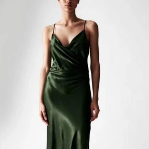 Grön silkes/satin klänning ifrån zara - Använd få gånger inga tecken på användning