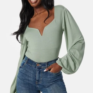 Långärmad topp - Säljer denna fina topp köpt från Bubbleroom i färgen brun/beige, aldrig använd så den är i nytt skick!