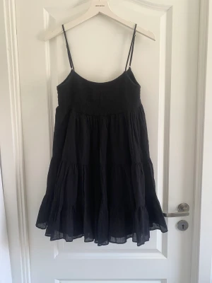 Klänning zara S - Söt populär miniklänning från zara, köpt på plick men passade inte mig så säljer den oanvänd. Passar xs och s