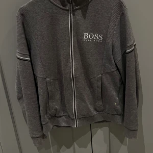 Hugo boss kofta - Hej jag säljer min Hugo boss kofta pågrund av att den är för liten.