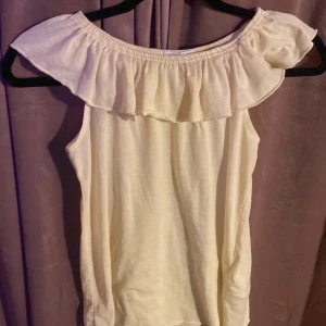 gul topp - Tun gul topp. Relartivt använde men inga tecken på slitage, barnstorlek men passar även folk spm bör xxs-s.