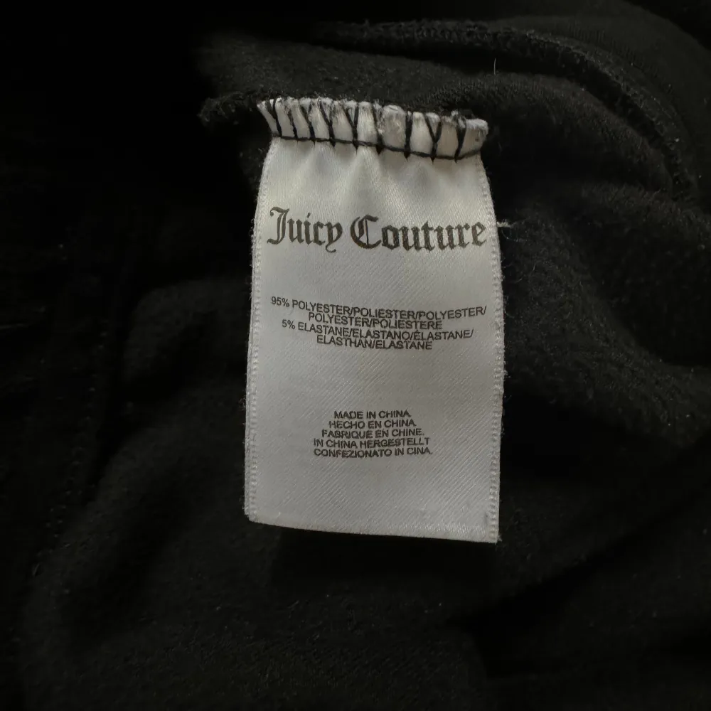 Svarta fina juicy byxor i fint skick, storlek XS. Med fickor på framsidan. . Jeans & Byxor.