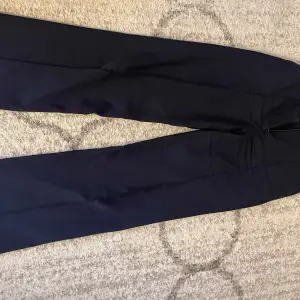 Kostymbyxor från madlady i marinblå är använda rätt så mycket och har ett litet hål i fickan på höger sida inuti men det går att sy ihop 💓annars är dem i perfekt skick