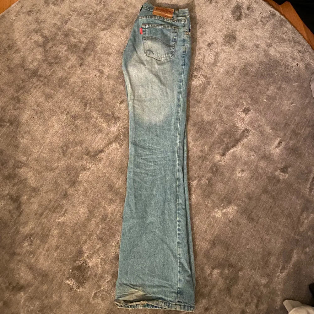 Ett par jätte snygga bootcut jeans! Jeansen är lite slitna nedtill med annars har dom inga defekter alls. Passar mig som vanligtvis har storlek 26. Ställ gärna frågor om ni har några 💗. Jeans & Byxor.