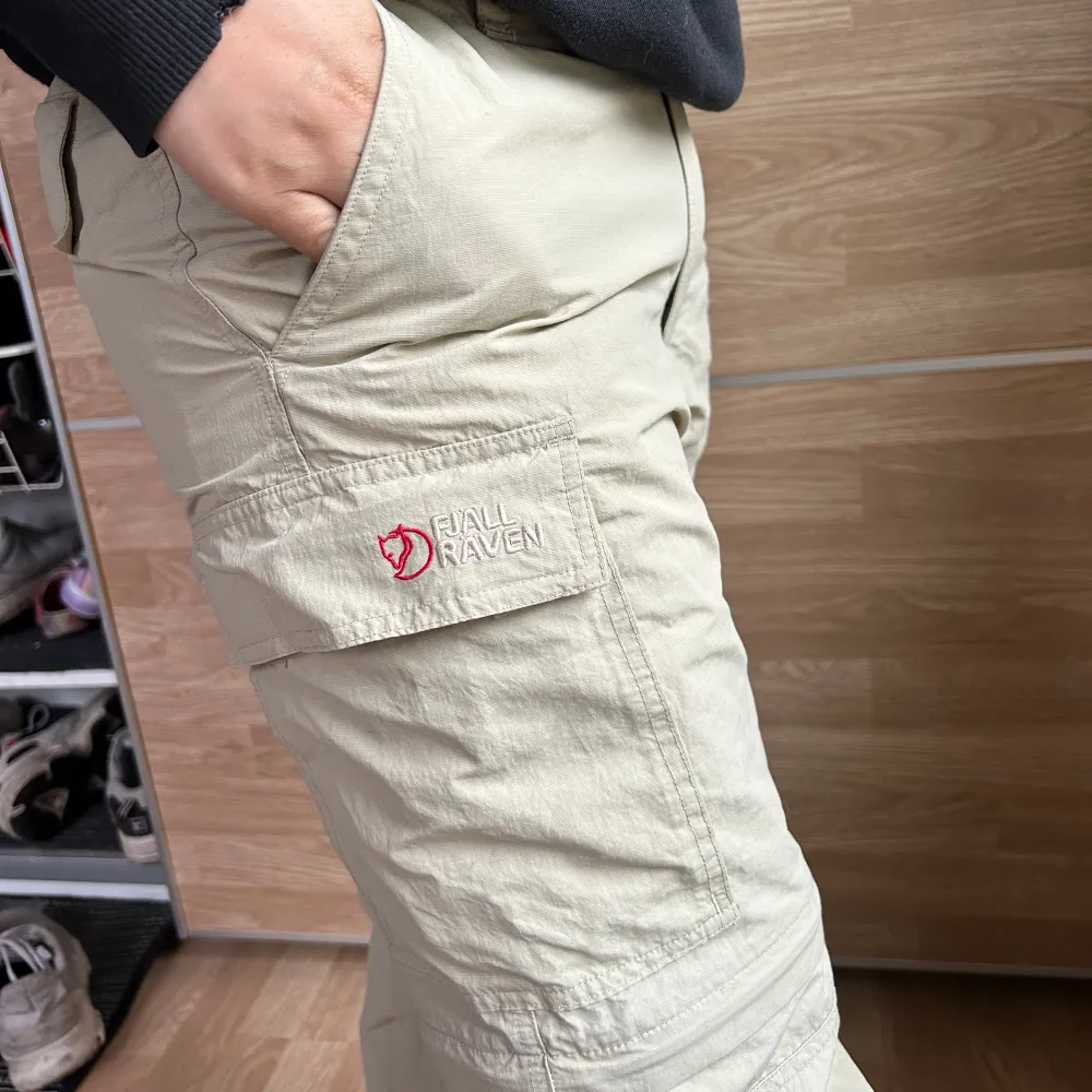 Byxor från fjällräven köpta för 1599 kr. Säljer för halva priset! 🤍  Superbra skick, det enda är att knappen har byts ut och lite nopprar på insidan!! ❤️ ”Bekväm zip off-byxa som kan kortas till shorts.. Jeans & Byxor.