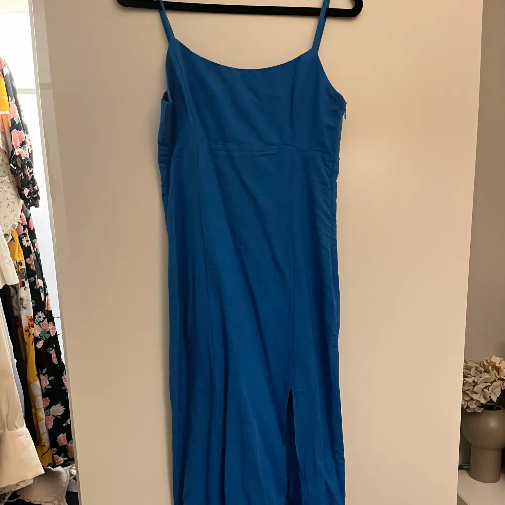 Fin blå klänning från Zara. Använd 1 gång, så i fint skick 🩷pris kan diskuteras . Klänningar.