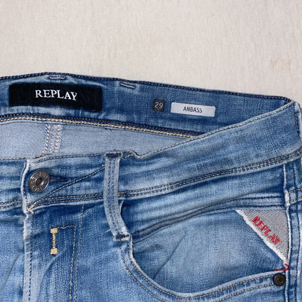Replay anbass jeans i stormen 29/31🔥 Skick-7/10. Nypris-1600 Mitt pris-229🙌💯 Kom privat för fler frågor. Kan gå ner i pris vid snabb affär!🤝. Jeans & Byxor.