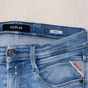Replay anbass - Replay anbass jeans i stormen 29/31🔥 Skick-7/10. Nypris-1600 Mitt pris-229🙌💯 Kom privat för fler frågor. Kan gå ner i pris vid snabb affär!🤝