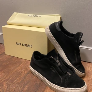 Axel Arigato Zip Skor - Tja! Säljer dessa axel arigato skorna. Skick 7/10, kvitton finns. Möts upp i stockholm. Skriv i pm via funderingar 💯