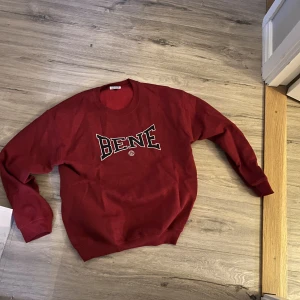 Sweatshirt med tryck - Sweatshirt från märket bene culture, storlek M. 
