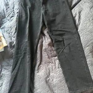 säljer dessa oanvända jack and jones jeans då de är för stora och inte passar min stil, skick 10/10 modell loose/eddie