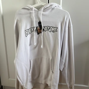 Fucking Awesome hoodie  - Säljer den här Hoodien från märket Fucking Awesome/Fa Hoodien är i bra skick och säljs pågrund av att den inte kommer till användning längre. Orginal pris 1000kr skriv ifall du undrar nått.