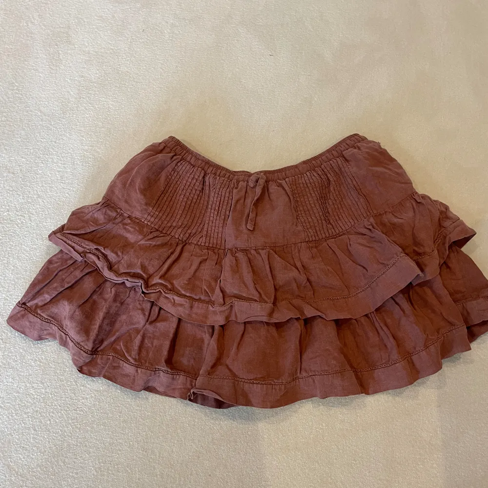 Säljer denna röda kjol, finns matchande topp i profilen. Köpt på brownie för 500kr för två år sedan, men använder inge längre.. Kjolar.