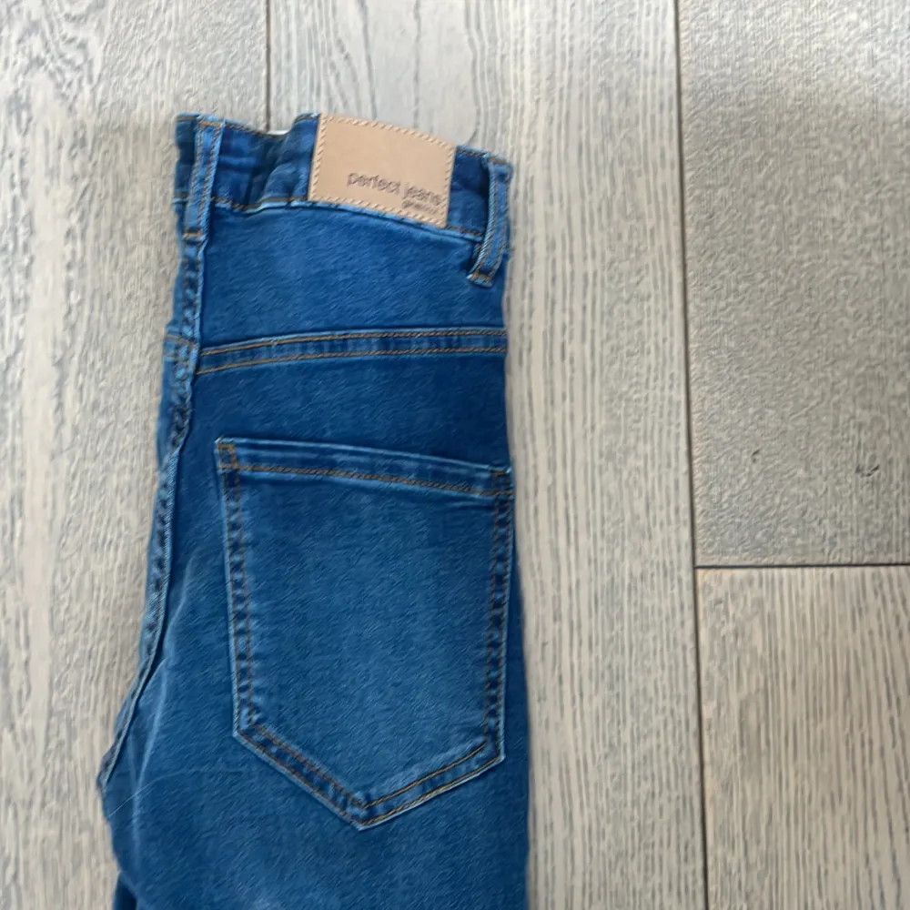 Säljer ett par helt nya Molly jeans Strl: XS. Jeans & Byxor.