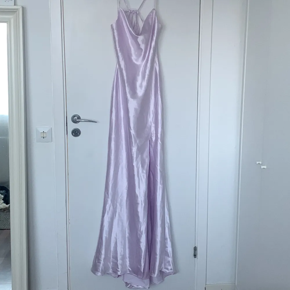Min vackra balklänning från 9an, använd bara 1 gång. Den är lila/silvrig och sitter jättefint🥰 Priset kan diskuteras 🫶🏻. Klänningar.