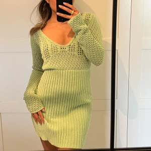 Stickad klänning🧚🏽 - Denna stickade klänning är från Zara och har enbart testat den 💚 Hör av er vid frågor! 