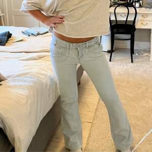 intressekoll på dessa fina unika jeans, ja är 157 och det är storlek 38. skicka gärna prisförslag eller frågor om du är intresserad. ja köpte de för 700 🩷