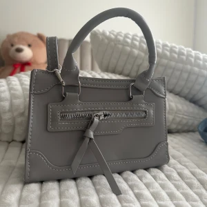 Axelremsväska  - Kommer inte till användning. Band medföljer 