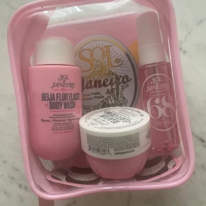 sol de Janeiro beija flor jet set 68  - Sol de Janeiro set 68! Fick två stycken i present!   Denna fräscha, rikligt blommiga doft bjuder in dig till hjärtat av en grönskande trädgård vid havet: en solbelyst oas, fylld av blommiga noter och saltvatten.