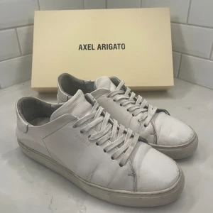 Axel Arigato Clean 90 skor - Ett par väl använda Clean 90 men har ändå mycket kvar att ge till ett billigt pris😊Skick 6/10 då dem är väldigt slitna på och därav priset! Nypris 2500 och det finns inga hål varken i hälen eller sulan😊Pris kan diskuteras vid smidig affär!