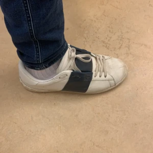 Valentino open i marin blå färg - Skorna är i 10/10 skick ska bara tvätta dem så är det helt normalt. Skorna är ny pris 7200 kr och mina är 3500 kan även diskutera pris