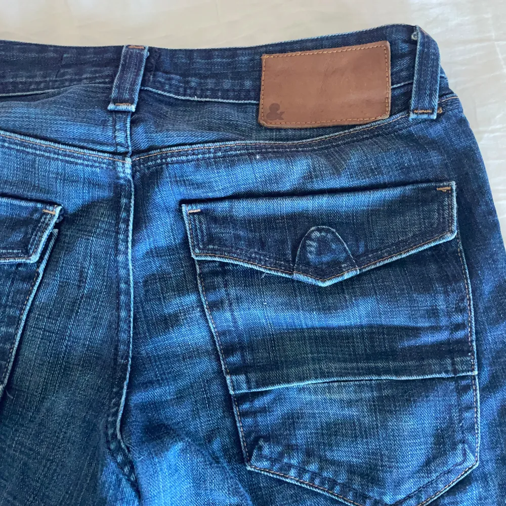 Jätte coola vintage fit bragg jeans med snygga fickor! Köpta second hand men har inte kommit till användning. Har sytt ner dom längst ner så dom blivit längre än L32, är i bra längd för mig som är 170!💓. Jeans & Byxor.