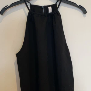 Linne topp - En svart gullig topp från mango💕Använd endast en gång och är i ett väldigt bra skick😊Med bra kvalite!  Original pris ca 180kr Köpare betalar frakt.📦🚚Skriv till mig om ni skulle ha några frågor!🥰