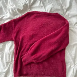 Vintöd stickad tröja från Vero Moda. Väldigt bra skick, bara använd några gånger. Stor i storleken. Nypris 400kr. Skriv om frågor💕💕