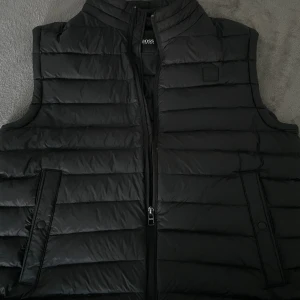 Hugo Boss väst  - Svart hugo boss väst i nyskick , nypris ca 2500