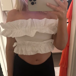 Topp från Zara - Sommartopp från Zara, supergullig🤍 Finns band på bild två men dom går att dölja/klippa av om man ej vill ha dom!