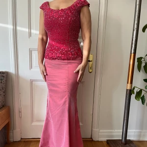 Tvådelad långklänning - Toppen är pärlbeströdd, från designern Frank Usher. Passar bäst om du har smal midja. Använd två gånger.  Kjolen i sjöjungfrumodell är uppsydd för att matcha toppens skimmer.  Använd en gång. 