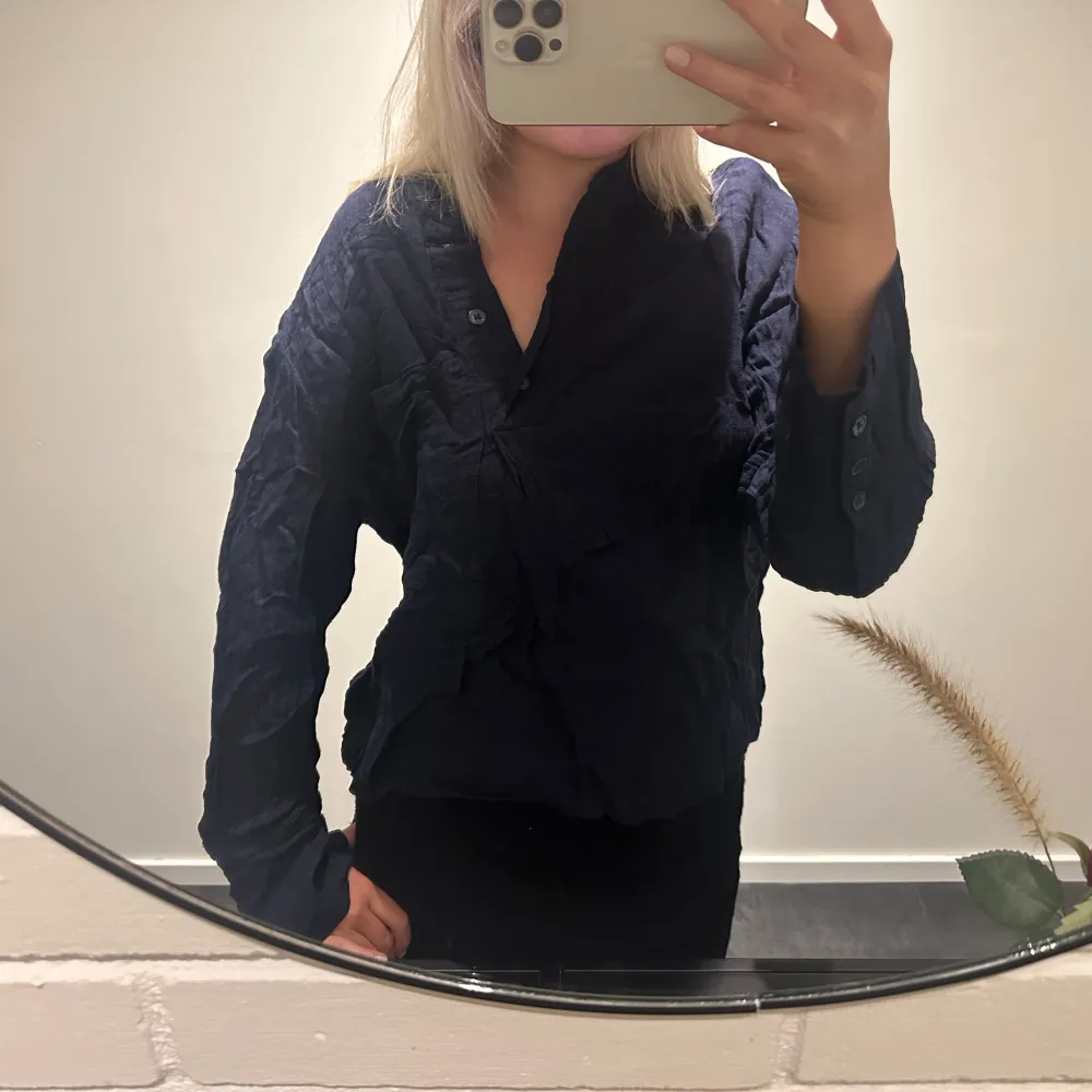 Blus/Skjorta från Zara, marinblå och knappt använd💙. Blusar.