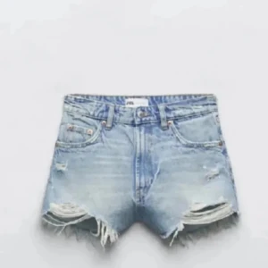 Zara shorts  - Säljer dessa zara shorts då dem var lite stora 💛