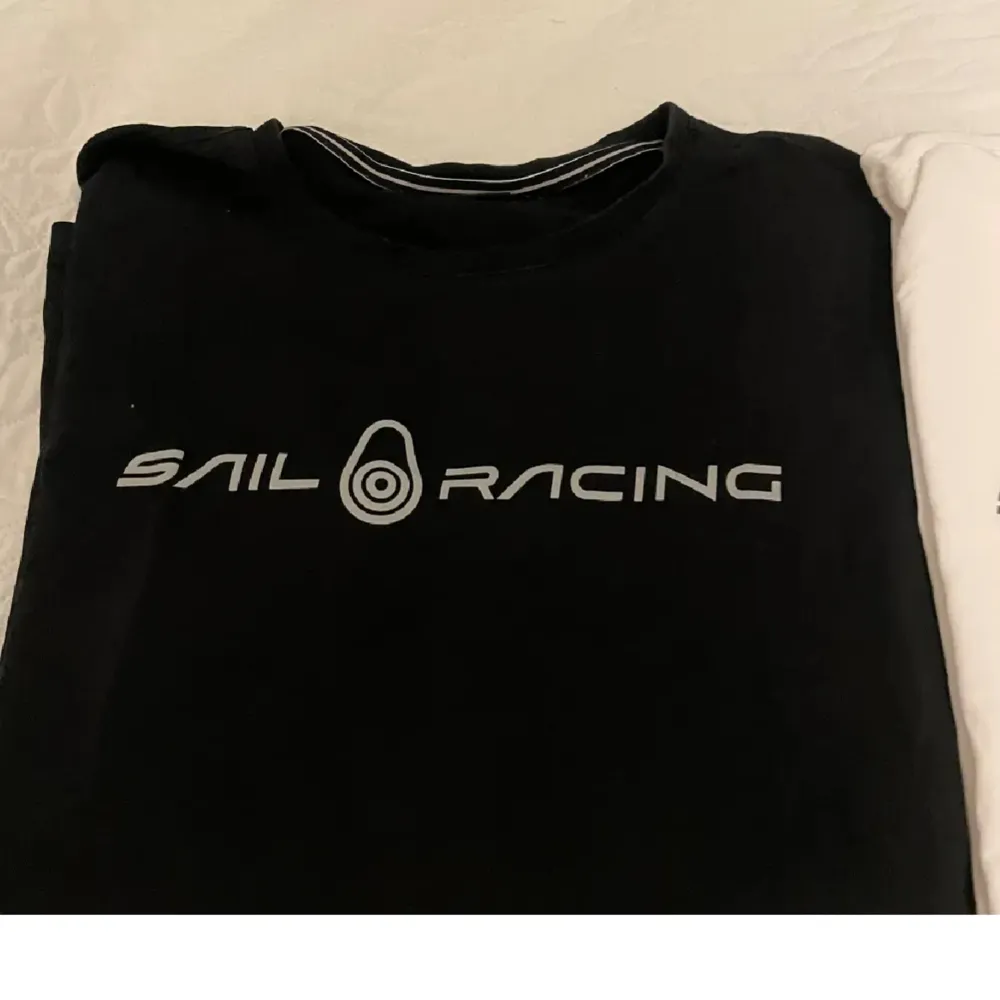 Säljer dessa två tröjorna ifrån Sail racing i ett paket. De är i bra skick  Nypris: 400kr styck . T-shirts.