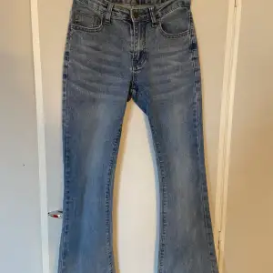 Fina lowaisted bootcut jeans från SHEIN i stl 26/xs (skulle jag säga). Har inga skavanker eller liknande, hör av er för fler bilder🥰
