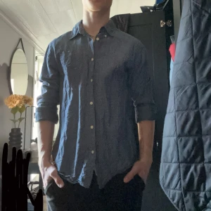 Scotch & Soda skjorta - Skjortan är i bra skick. En skjorta som går att ha vilken dag som helst. Om men har storlek S så kan denna fortfarande fungera, men då ska man helst vara nära på att ha Storlek M. En ny skjorta från Scotch & Soda kostar runt 800-1199kr