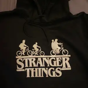 Stranger Things Hoodie som aldrig är använd  