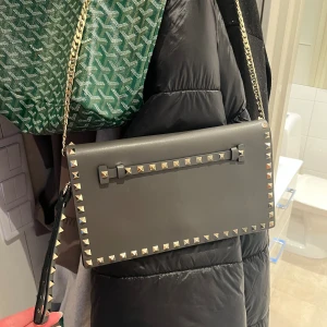 Valentino väska - Säljer denna oanvända väska. Inte riktigt min stil