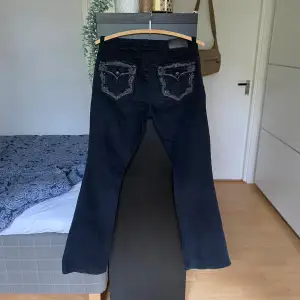 Skitcoola svarta lågmidjade bootcut jeans. De är köpta i Amsterdam i somras och är i perfekt skick. Öppen för prisförslag!💘 midjemått: 40 cm innerbenslängd: 78 cm