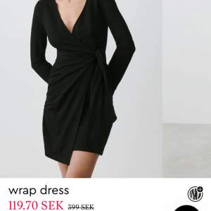 Söker denna wrap dress från Gina i svart i storlek S🙏🙏