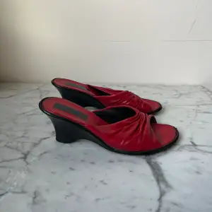 Säljer dessa röda sandaler med kilklack❤️Är i storlek 39 samt märket står ej men är tidigare köpt på sellpy❤️